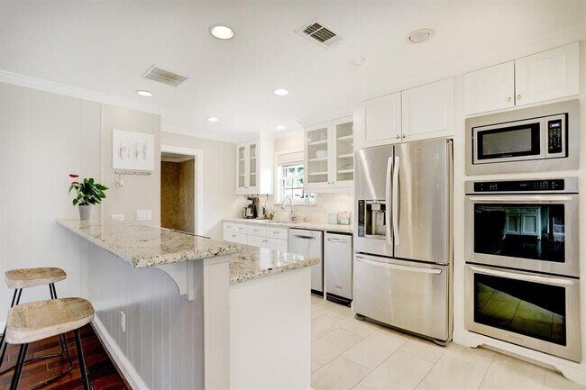 Building Photo - 12731 Trail Hollow Dr