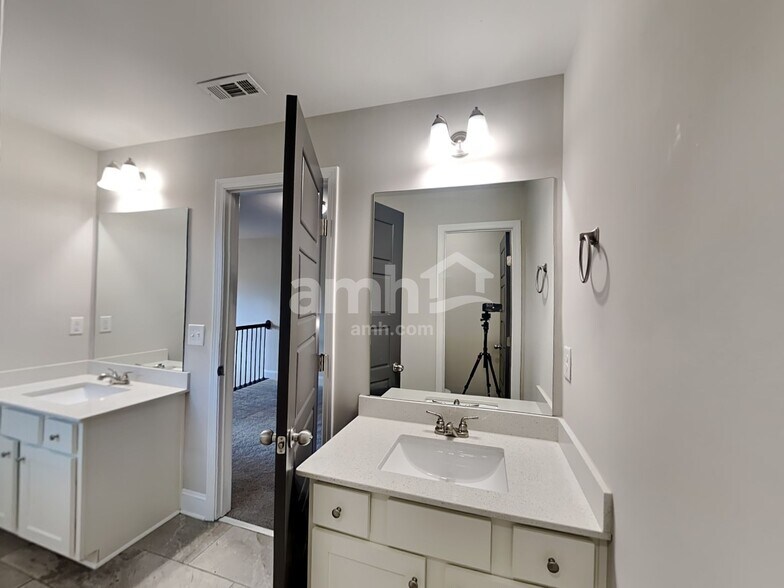 Building Photo - 1811 Rnch Vw Dr