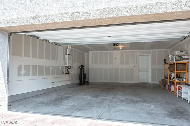 Building Photo - 611 Sedum Ave.
