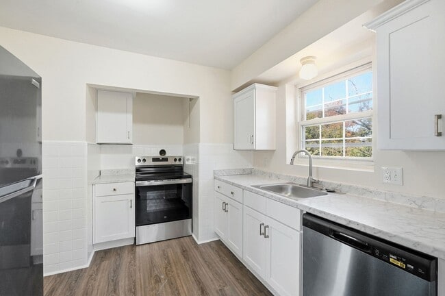 Building Photo - Charming Covedale Duplex