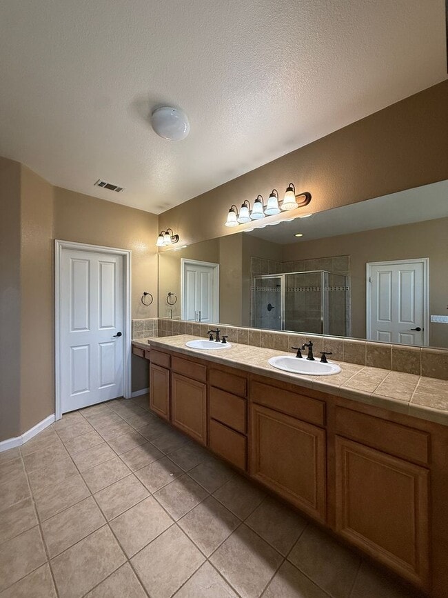 Building Photo - Centrally Located Single Story Home in Traditions