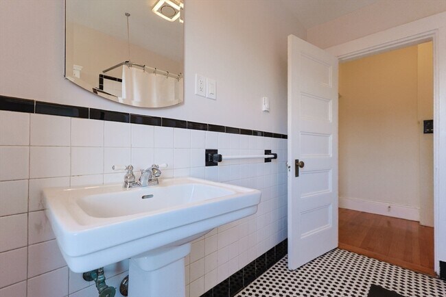 Building Photo - 857 Beacon St