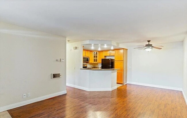 Building Photo - 1 Bedroom Gem in Carmel Valleys Top Notch ...