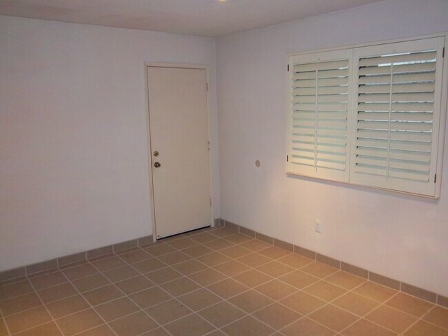 Building Photo - This amazing 2/3 with Den condo won't last!