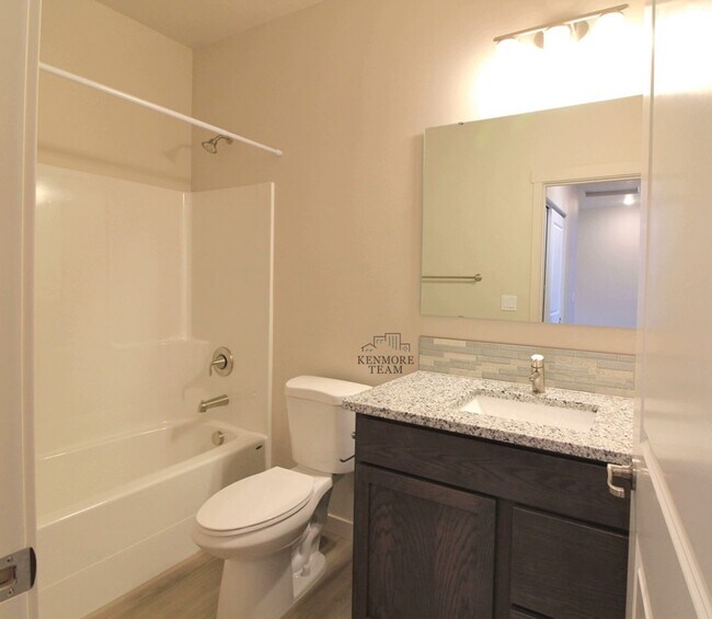 Building Photo - 3 Bedroom, 2.5 Bath Townhome in Central Kennewick