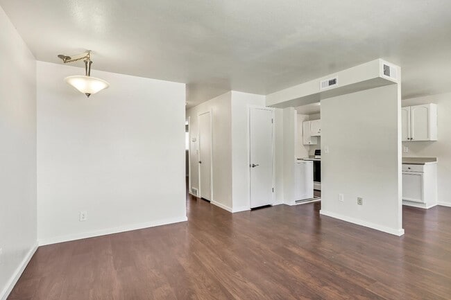 Building Photo - 817 W Heather Ln