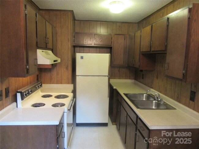 Building Photo - 1306 Lomax Ave