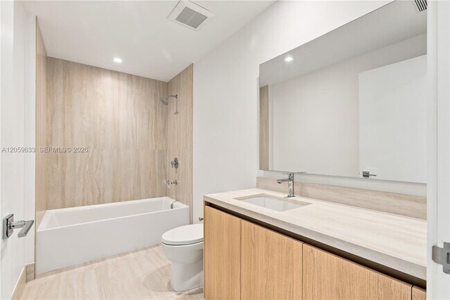 Building Photo - 2411 Laguna Cir