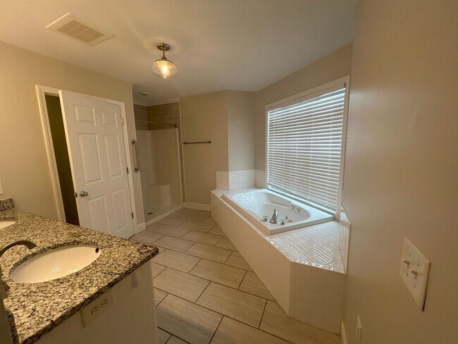 Building Photo - First floor 2 bedroom/2 bathroom condomini...