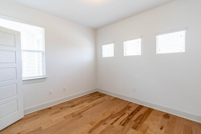 Building Photo - Amazing and peaceful 3/2.5 home in Austin!