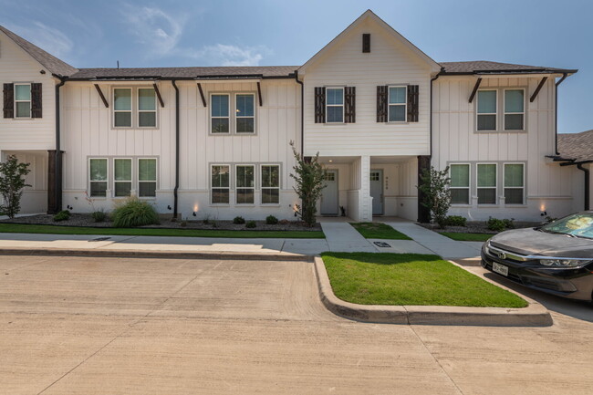 Building Photo - Dreamy Townhome!