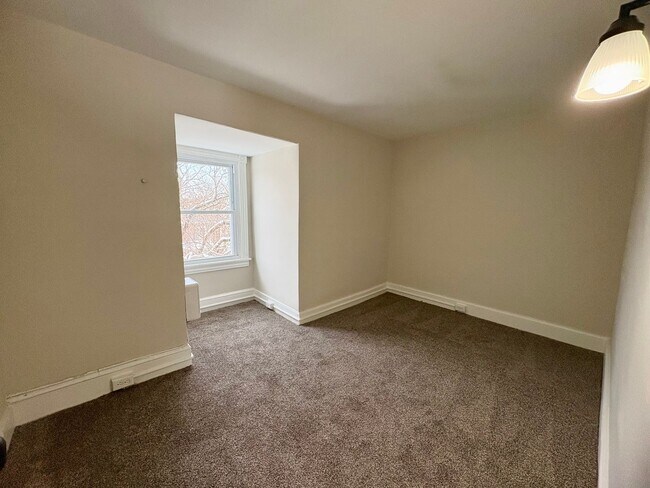 Building Photo - 320 S Ann St