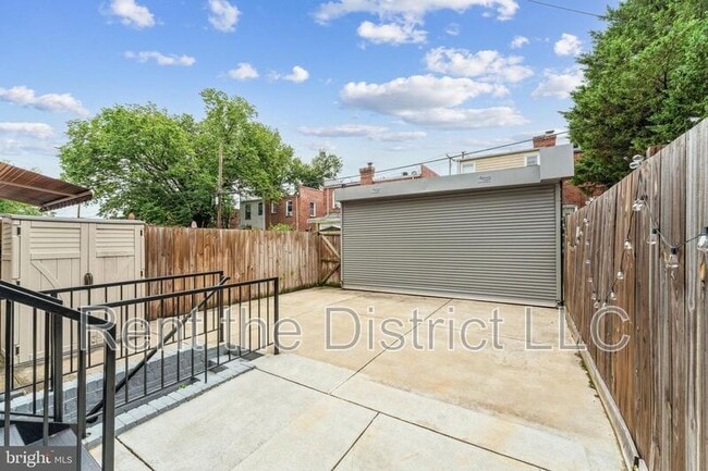 Building Photo - 608 Roxboro Pl NW