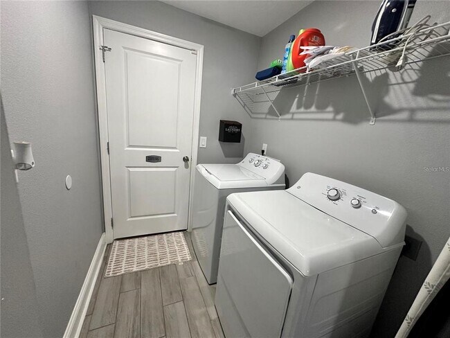 Building Photo - 943 Derbyshire Dr