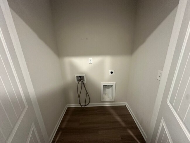 Building Photo - Wonderful Three Bedroom (Originally 4 Bedrooms That Has Been Converted to a HUGE Third Bedroom) T...