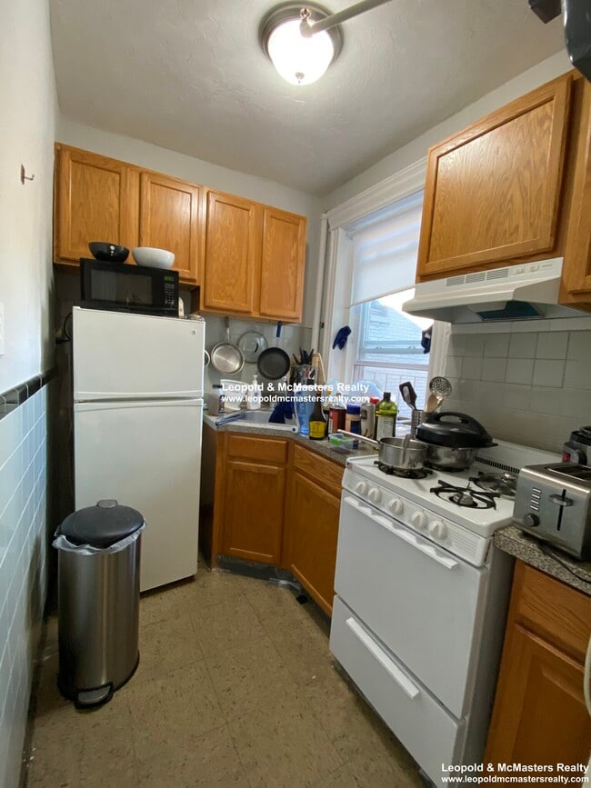 Building Photo - 368 Riverway