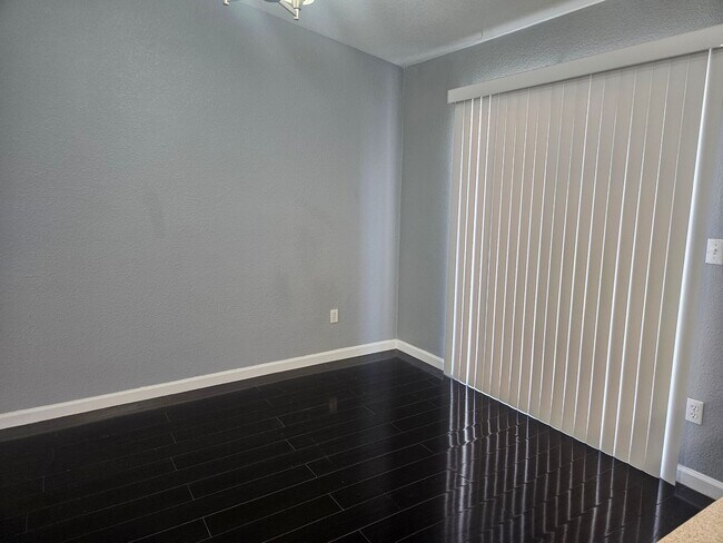 Building Photo - Beautiful Kerman Home!