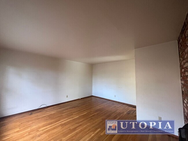 Building Photo - 2 Bed 1 Bath Single Family Home Right Next...