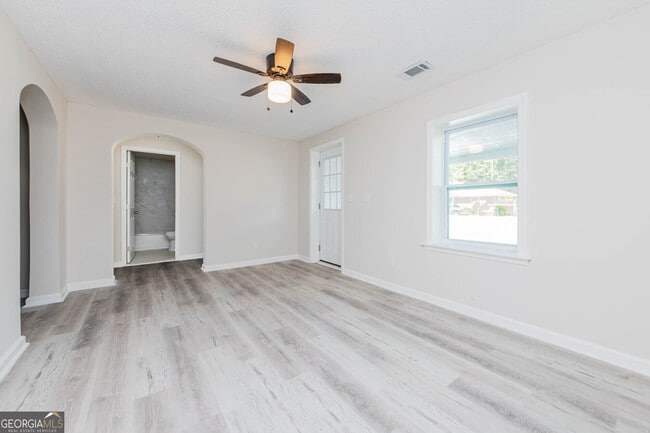 Building Photo - 3584 Log Cabin Dr