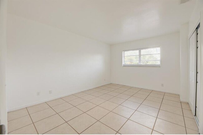 Building Photo - 1033 NW 30th Ct