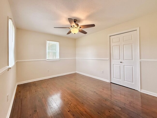 Building Photo - Renovated 1 Bedroom/1 Bathroom Home with C...