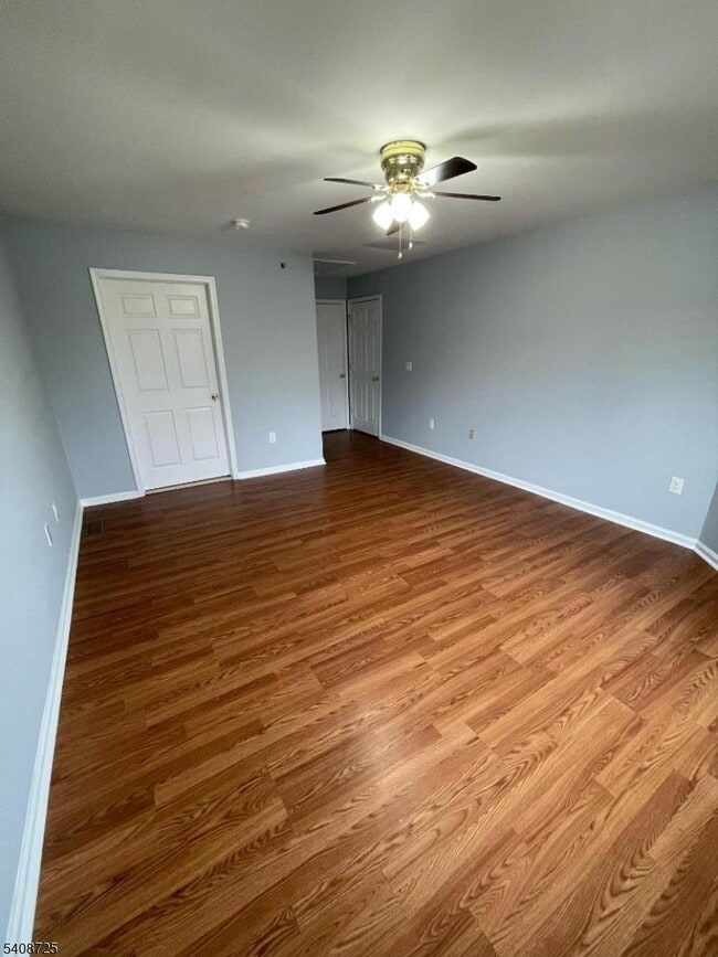 Building Photo - 301 Pinelli Dr