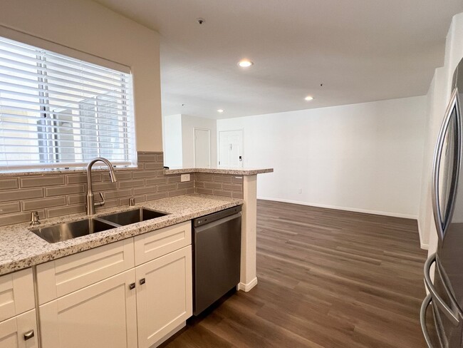Building Photo - Upgraded 2 Bedroom 2 Bath Condo with Lots ...