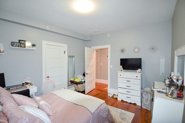 Building Photo - 60 Mapleton St