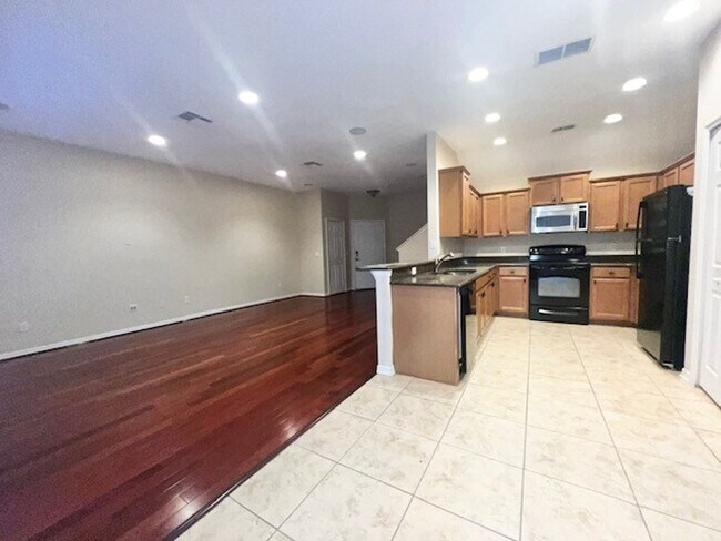 Building Photo - MOVE IN NOW-OVIEDO RENTAL!BEAUTIFUL 3 bd 2.5 bath townhome! 2 CAR ATTACHED GARAGE!FRESH PAINT! Wa...