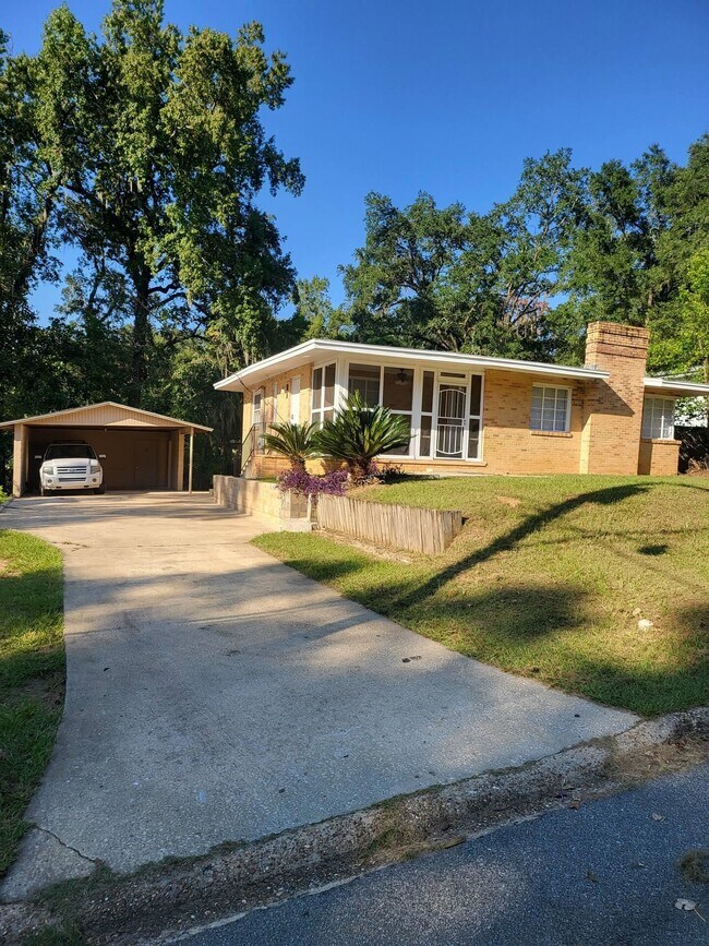 Primary Photo - 318 E Palmer Ave