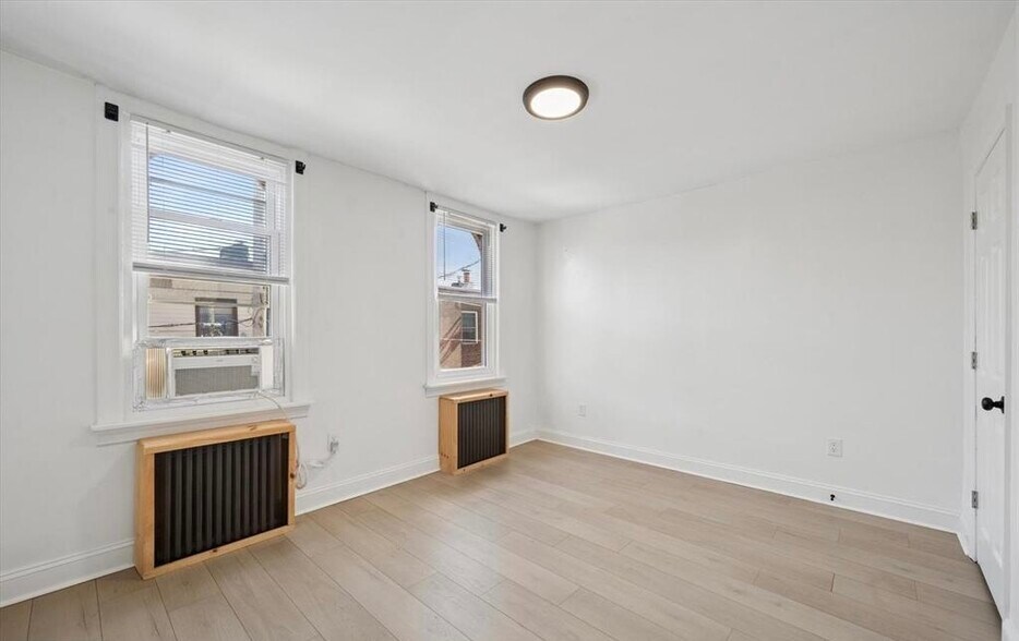 Building Photo - 2038 S Darien St