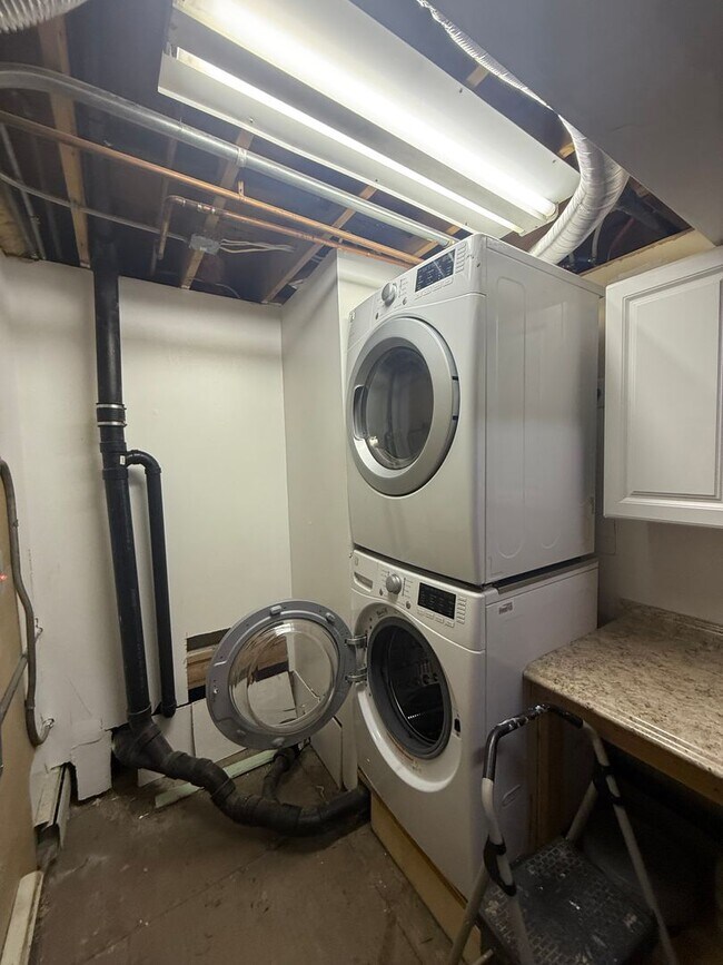 Building Photo - 1315 Ballaine Rd