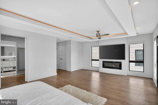 Building Photo - 911 S Oak St