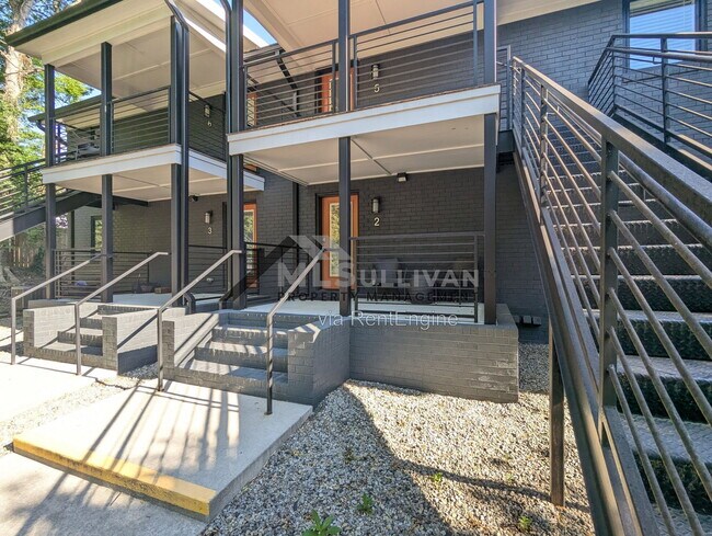 Building Photo - 144 E Tryon St