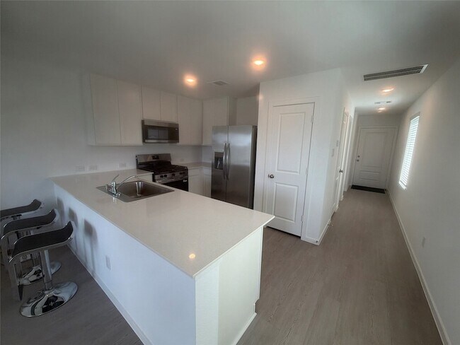 Building Photo - 930 Pertuso Ln