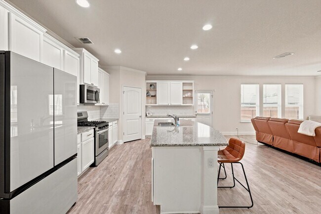 Building Photo - Spacious 6 Bedroom with Media Room!