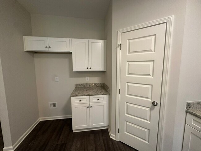 Building Photo - 444 Country Club Dr