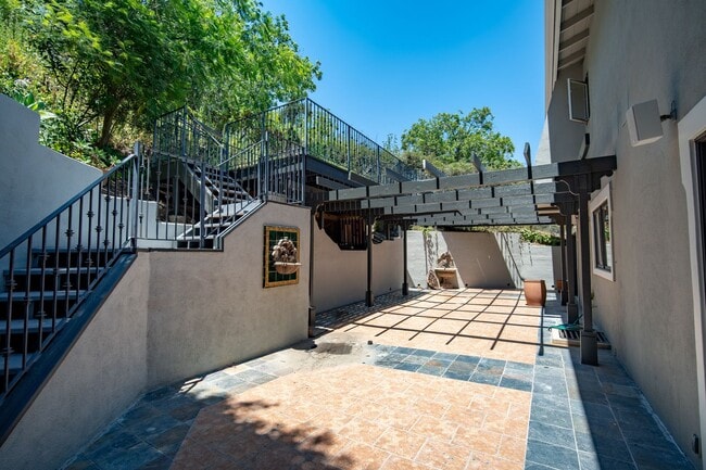 Building Photo - Beautiful 4-bedroom, 4 bath unit in the desirable Los Feliz