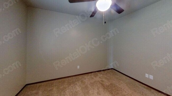 Building Photo - 3/2 plus office in gated SW neighborhood