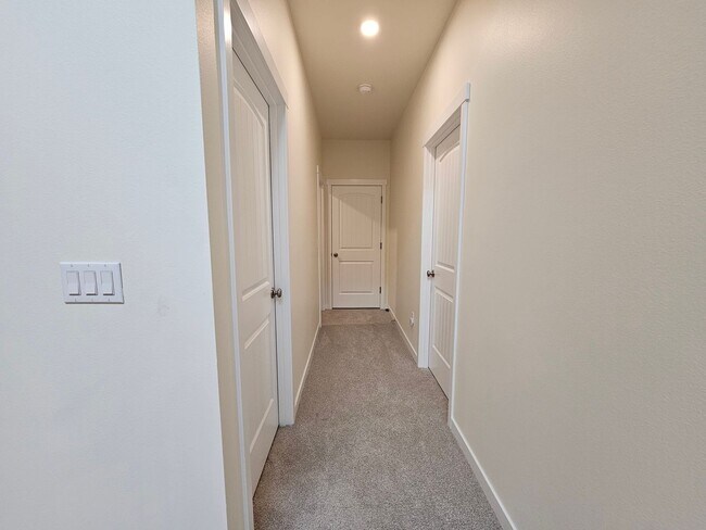 Building Photo - Spacious 4-bedroom Retreat