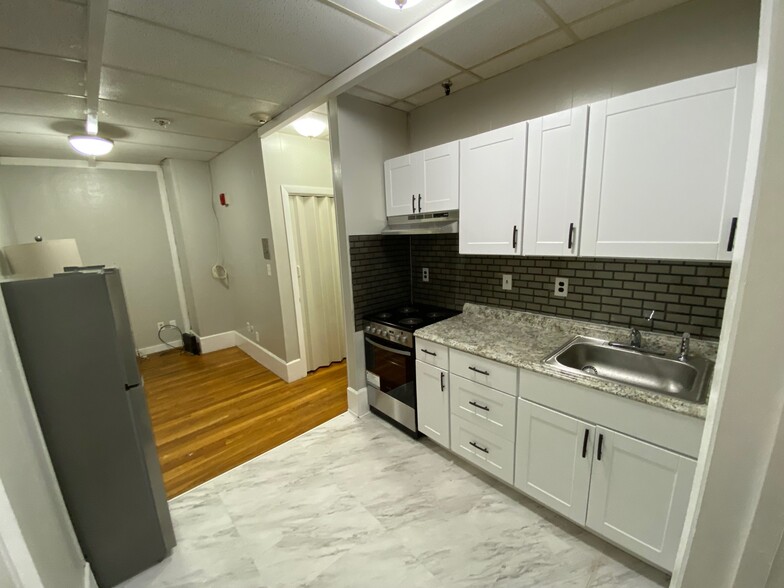 Building Photo - 905 Beacon St
