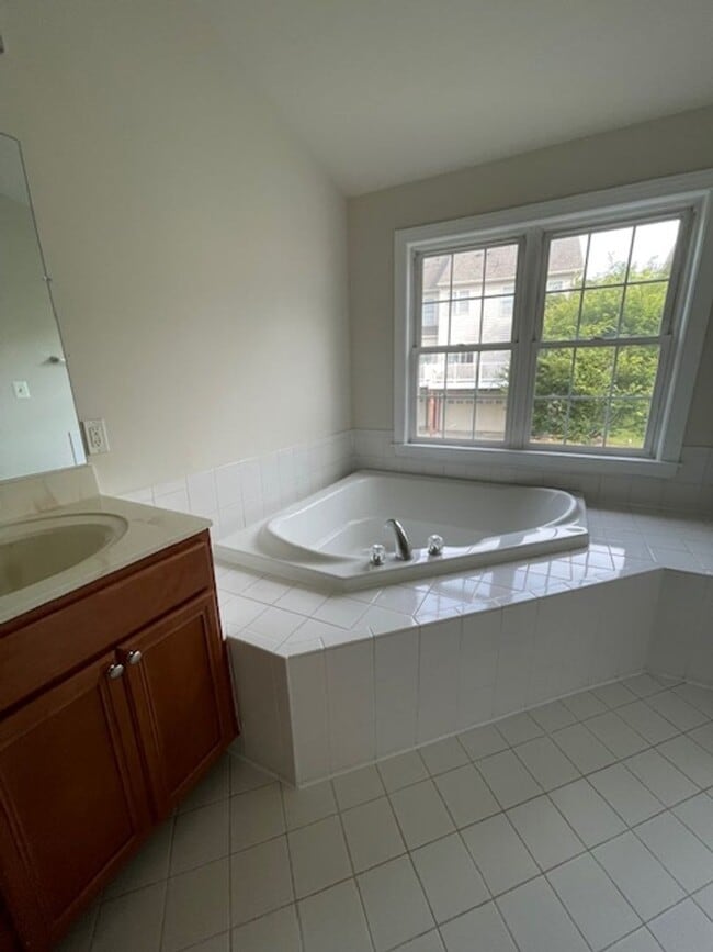 Building Photo - SPACIOUS TH IN CLARKSBURG