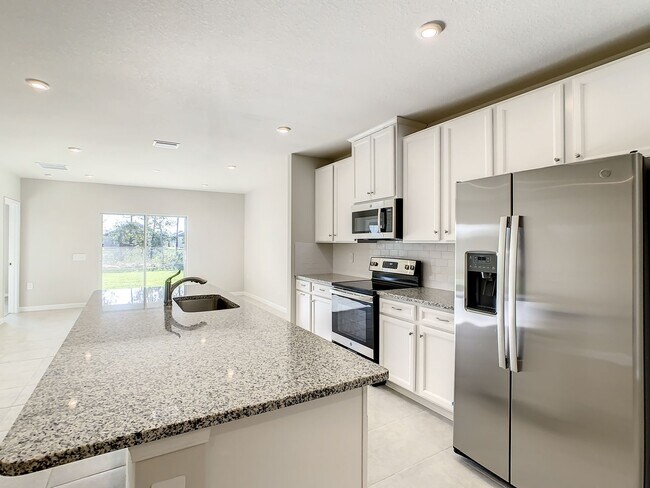 Building Photo - Villa Home in West Port - 3/2/2 close to s...