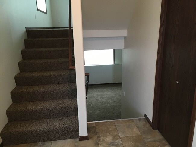 Building Photo - 3 Bed 3 Bath Single Family Townhome