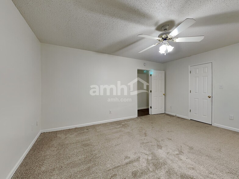 Building Photo - 1703 Hunterwoods Dr