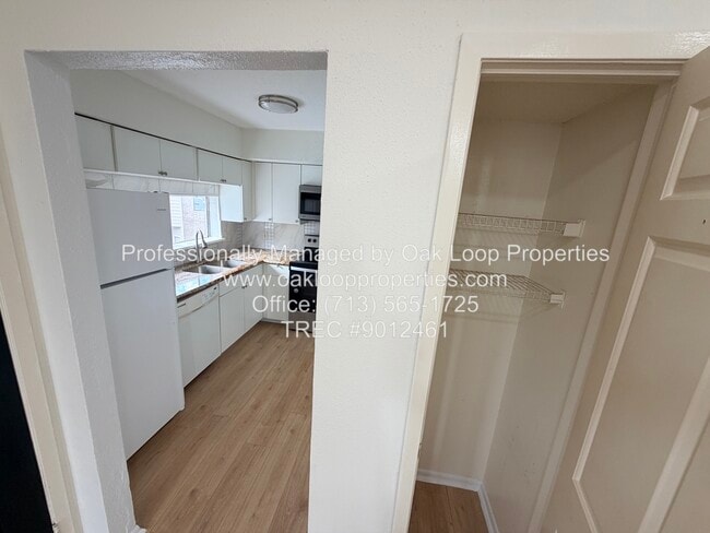 Building Photo - 10855 Meadowglen Ln