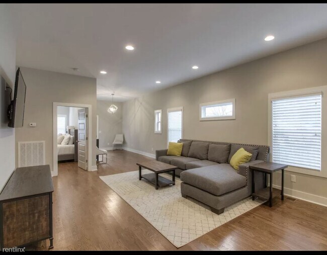 Building Photo - 4 br, 2.5 bath House - 421 Moore Avenue B