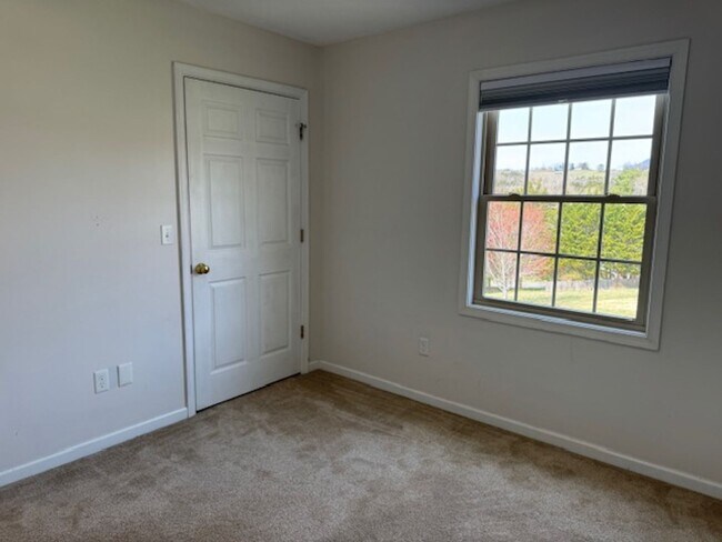 Building Photo - Single Family Home