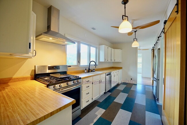 Building Photo - Lovely Two-Story Home With 3 Bedrooms and ...