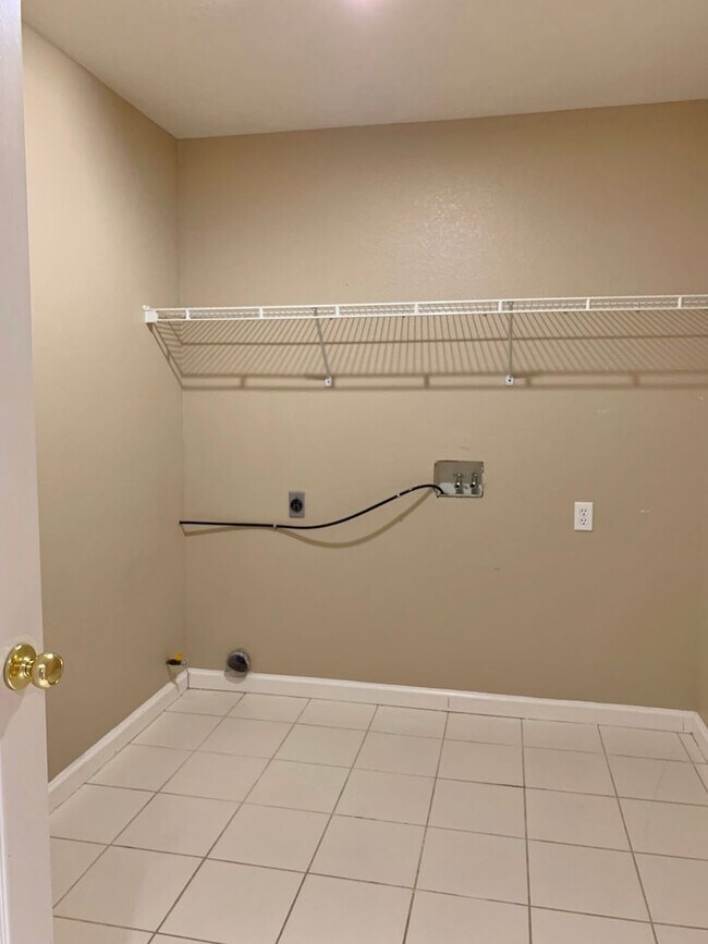 Building Photo - 4 Bedroom Home in Hollister  - No App Fee